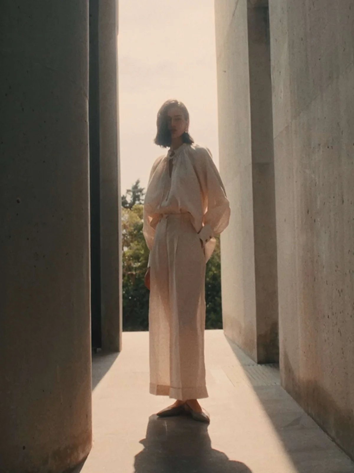 Pleated Wide-Leg Linen Trousers in Natural